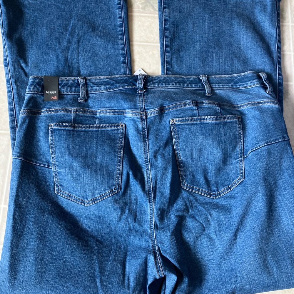 Torrid new Bombshell flare Button Fly Light Wash‎ 24 regular - Picture 7 of 7